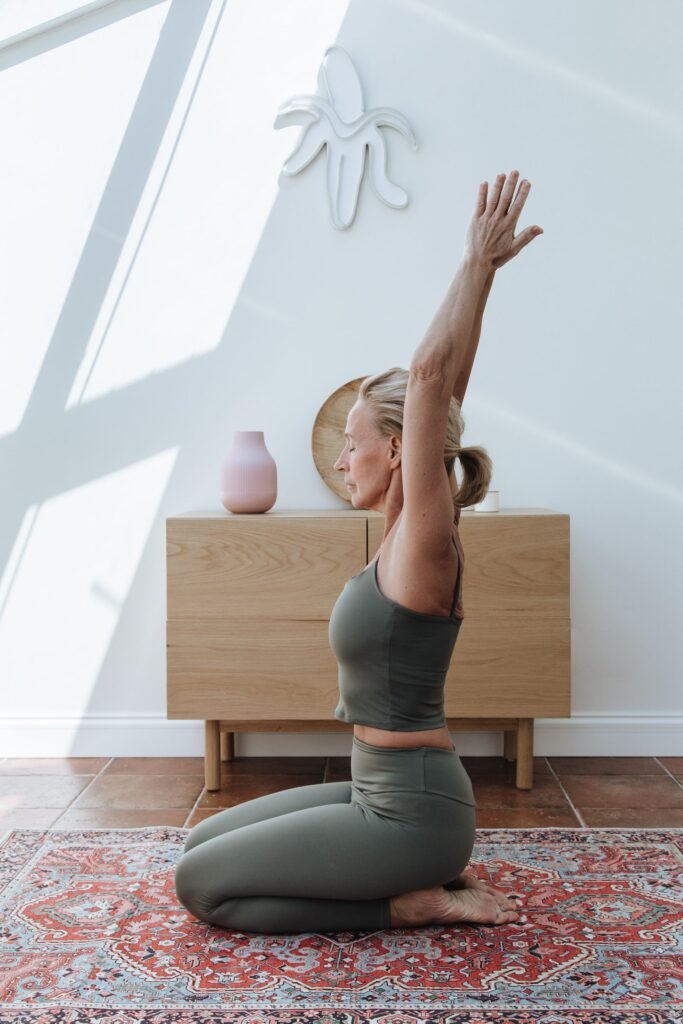 Profissional praticando yoga para regular o cortisol e o estresse da rotina urbana