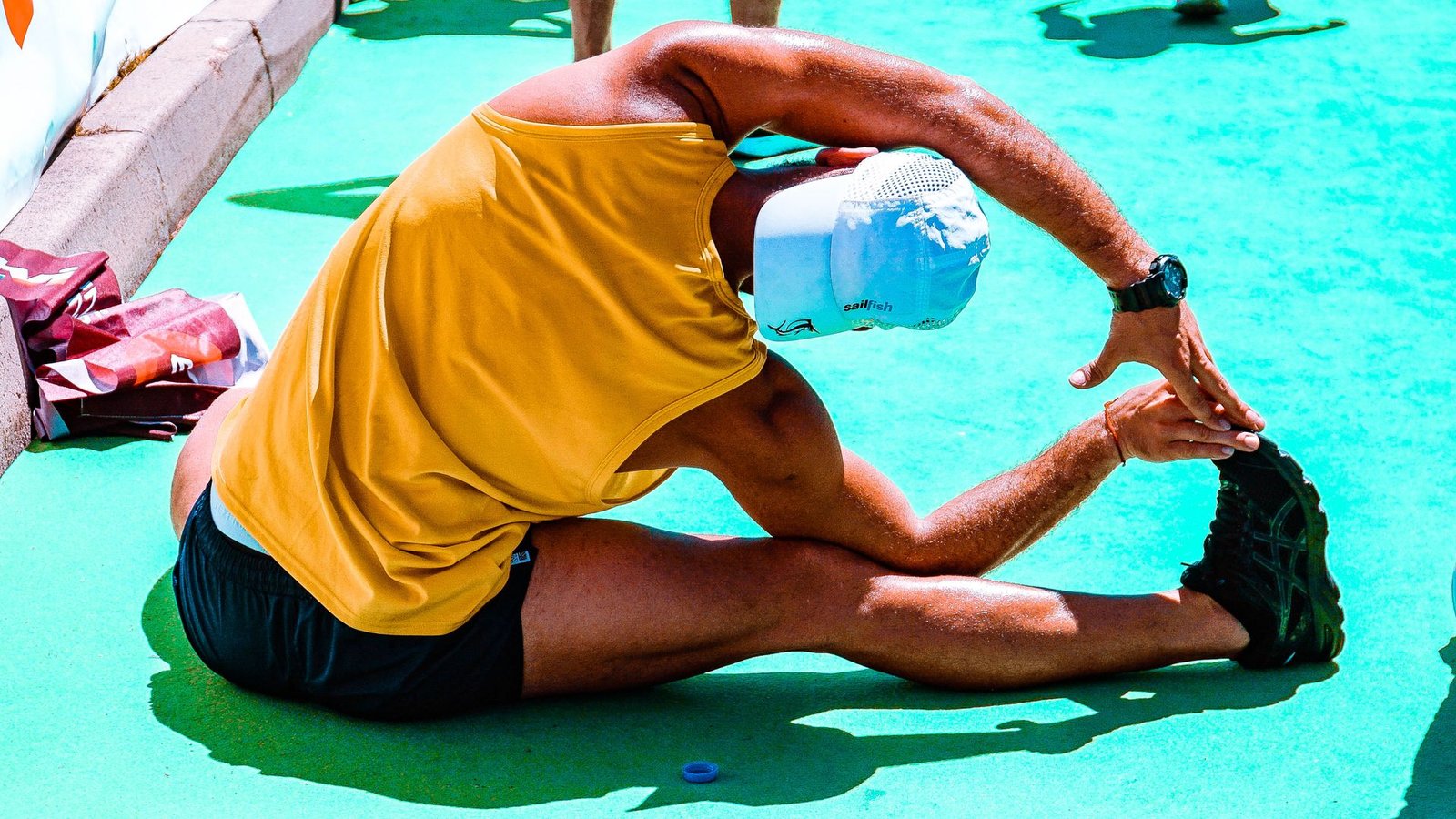 Homem praticando postura de alongamento de yoga para melhorar flexibilidade e mobilidade