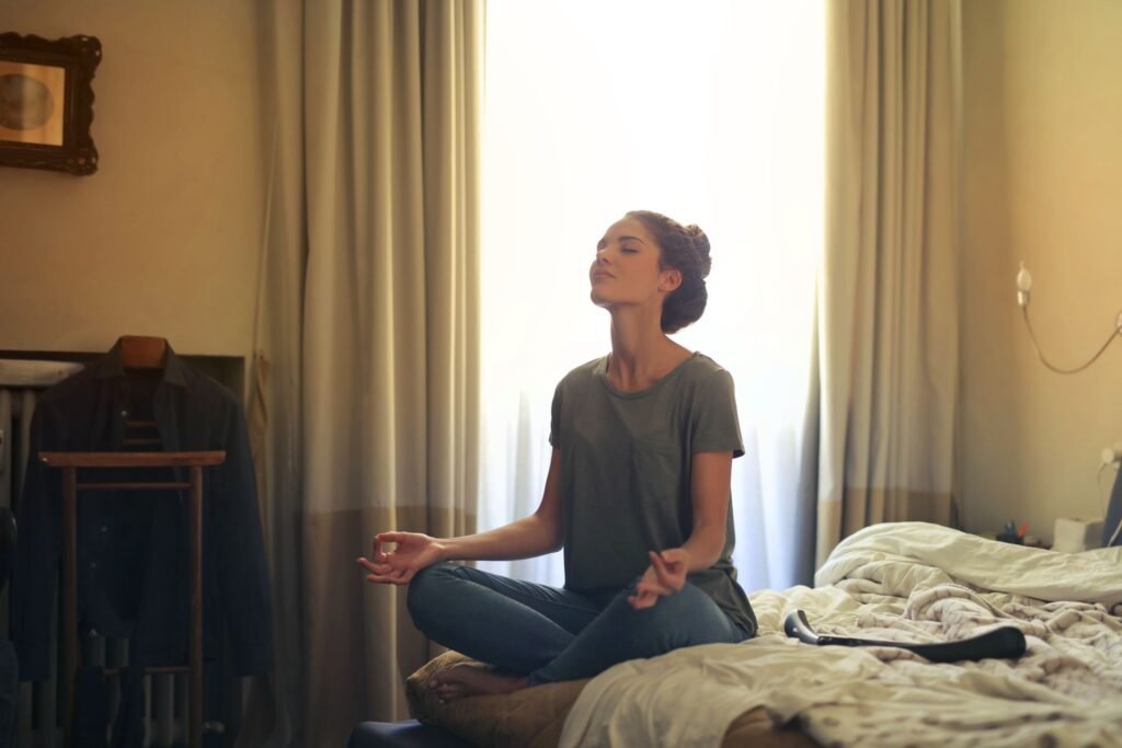 Pessoa fazendo uma micropausa de yoga de 5 minutos para resetar o sistema nervoso durante o dia de trabalho