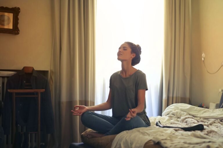Pessoa fazendo uma micropausa de yoga de 5 minutos para resetar o sistema nervoso durante o dia de trabalho