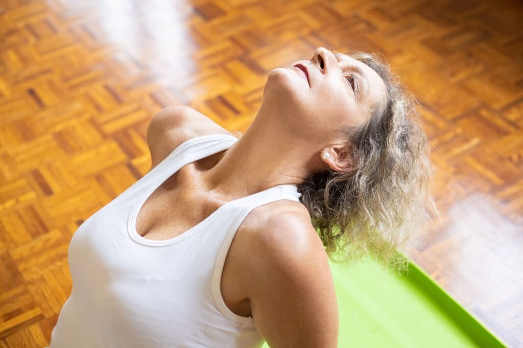 Pessoa em prática de meditação ilustrando como a disciplina supera a motivação nas mentes ocidentais