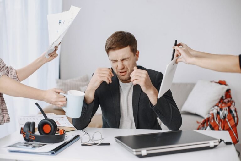 Pessoa praticando yoga matinal para resetar o foco e a dopamina logo ao acordar