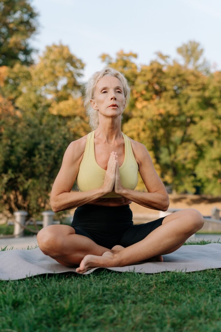 Mulher praticando pranayama ao ar livre — diferença entre breathwork e pranayama