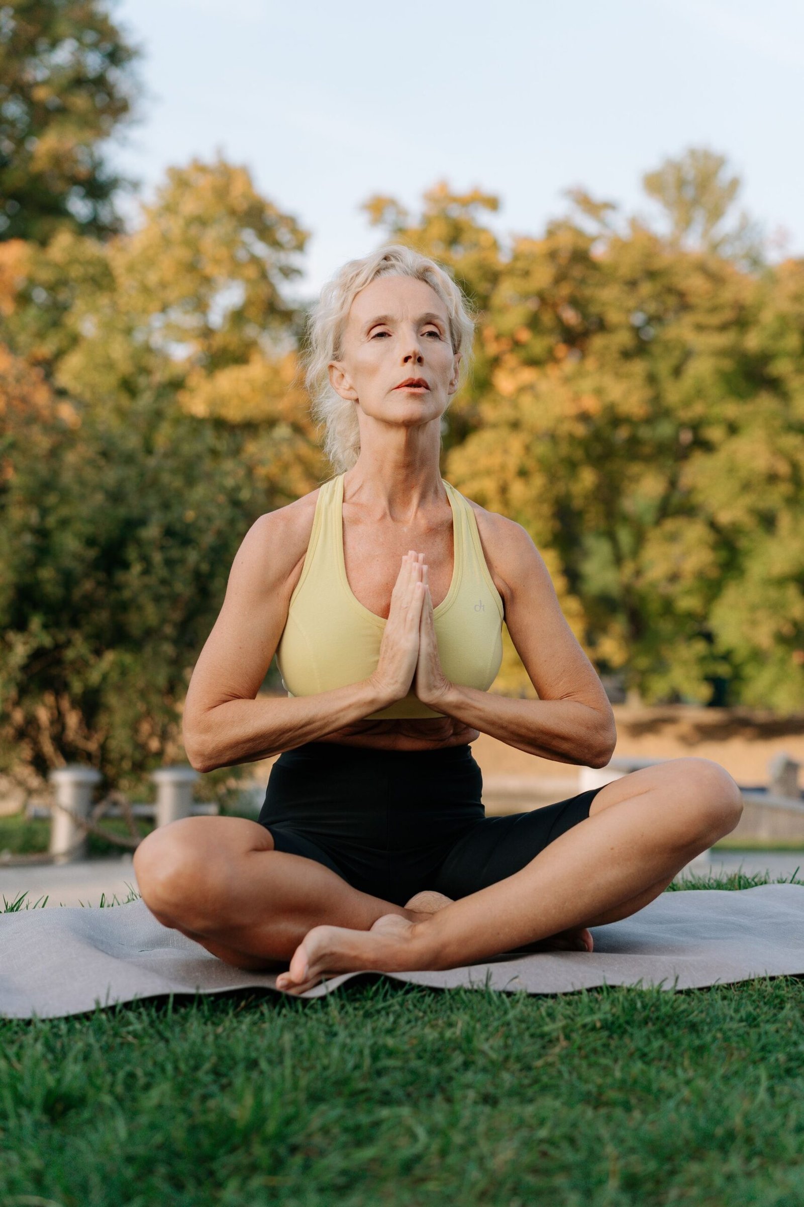 Mulher praticando pranayama ao ar livre — diferença entre breathwork e pranayama