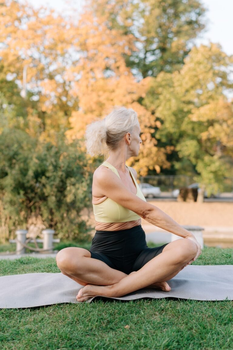 Prática de yoga somático voltada à liberação de tensões e traumas armazenados no corpo