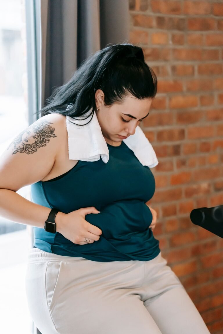 Prática de yoga ilustrando o impacto na plasticidade cerebral e na mudança de hábitos