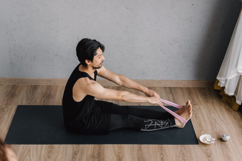 Prática de yoga em ambiente calmo ilustrando a regulação da química cerebral diante do estresse crônico