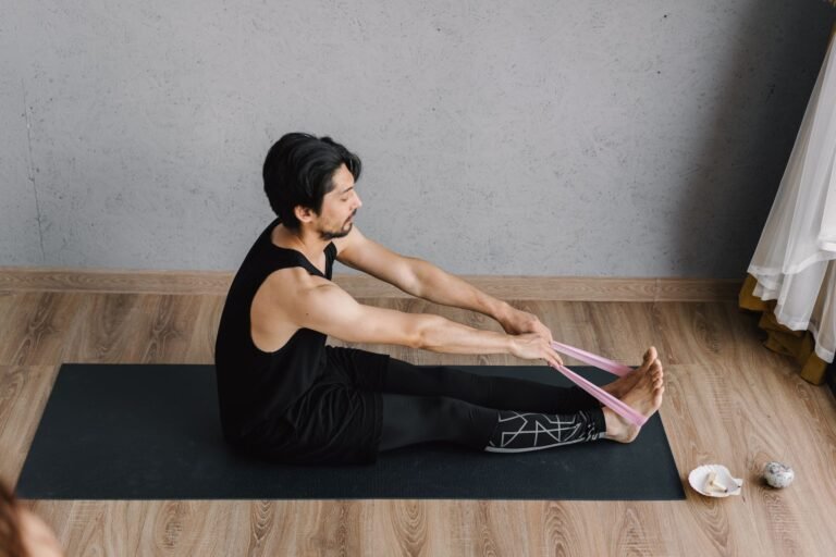 Prática de yoga em ambiente calmo ilustrando a regulação da química cerebral diante do estresse crônico