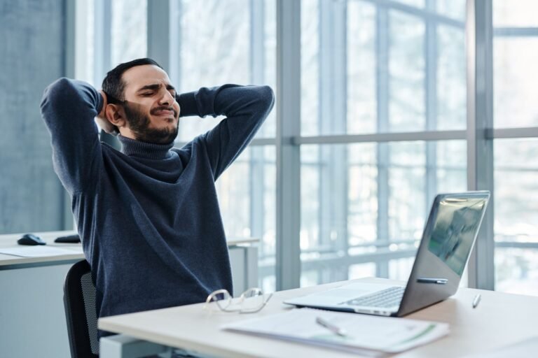 Pessoa praticando pranayama como técnica de biohacking para otimizar o cérebro