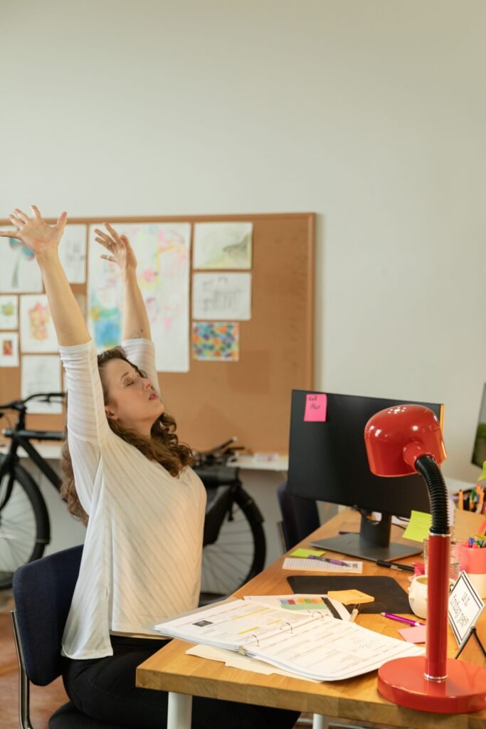 Praticante de yoga iniciante trabalhando flexibilidade e correção postural