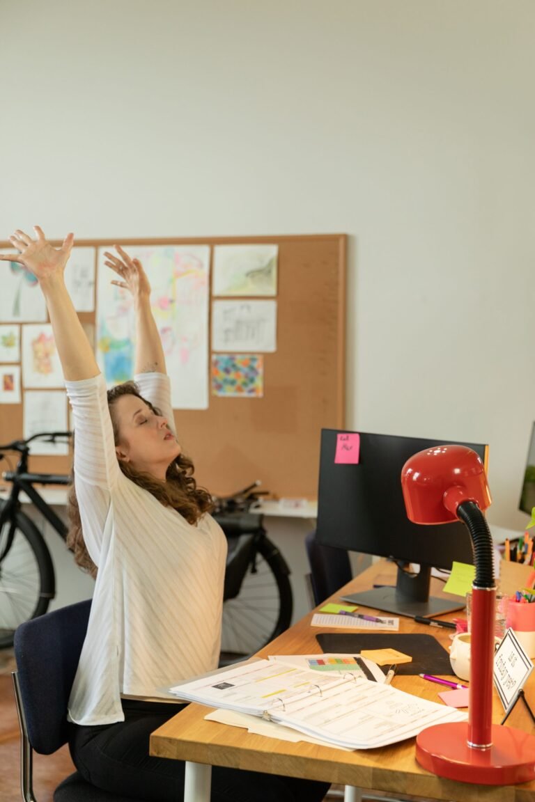 Praticante de yoga iniciante trabalhando flexibilidade e correção postural