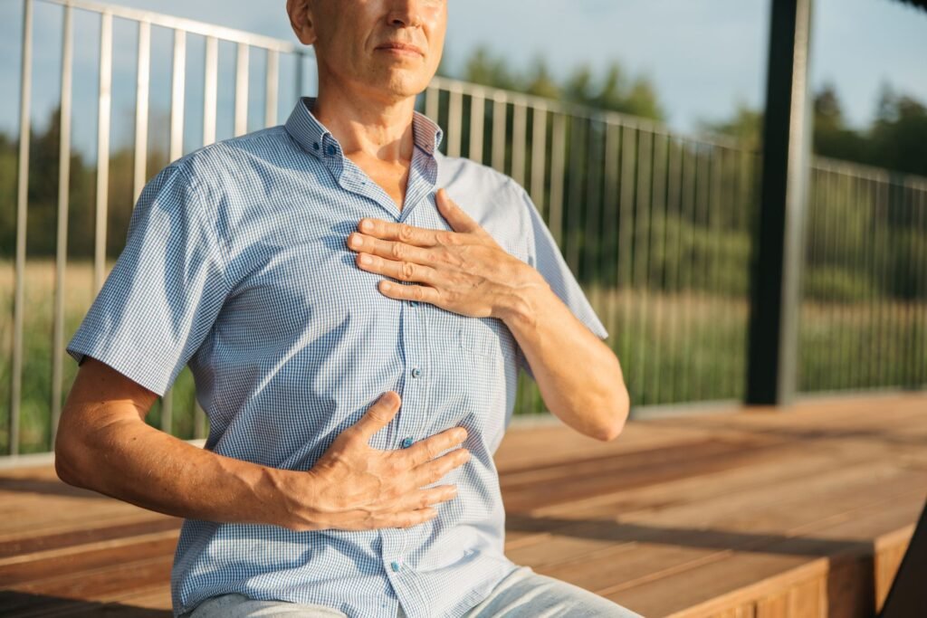 Pessoa praticando uma sequência mínima e eficaz de yoga em pouco tempo