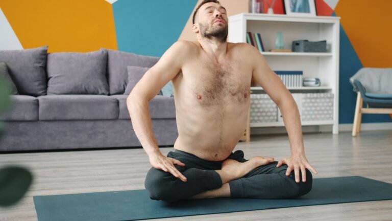 Homem praticando pranayama em torção sentada, com tronco girado e cabeça inclinada para trás, respirando profundamente sobre tapete de ioga