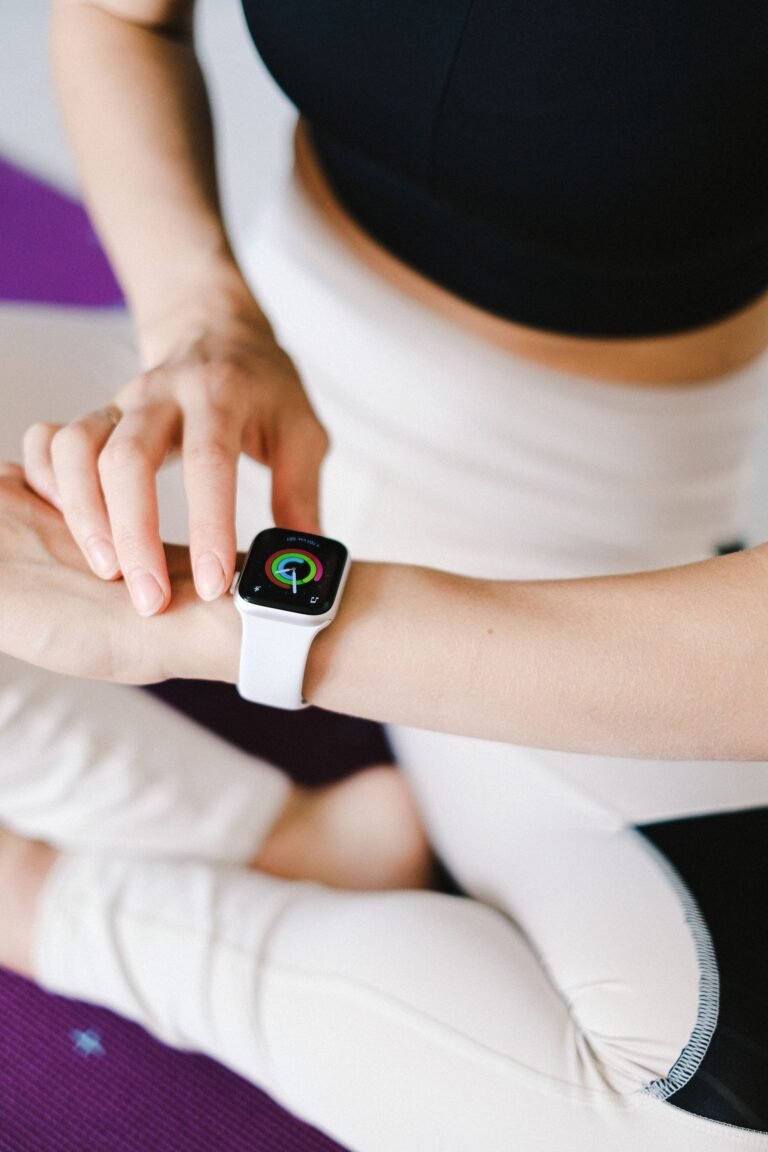 Pessoa verificando a variabilidade da frequência cardíaca em um smartwatch