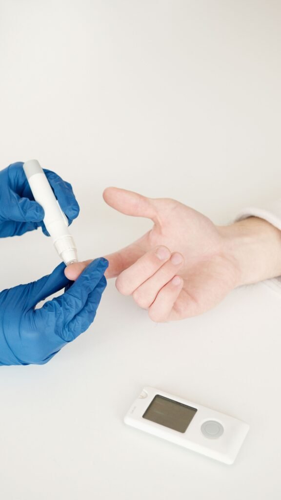 Profissional de saúde medindo a glicemia com teste de ponta de dedo usando glicosímetro